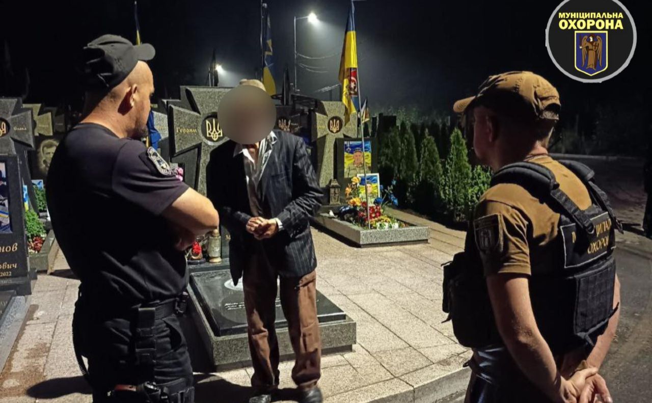 Знайшли дідуся на кладовищі. Фото: «Муніципальна охорона»
