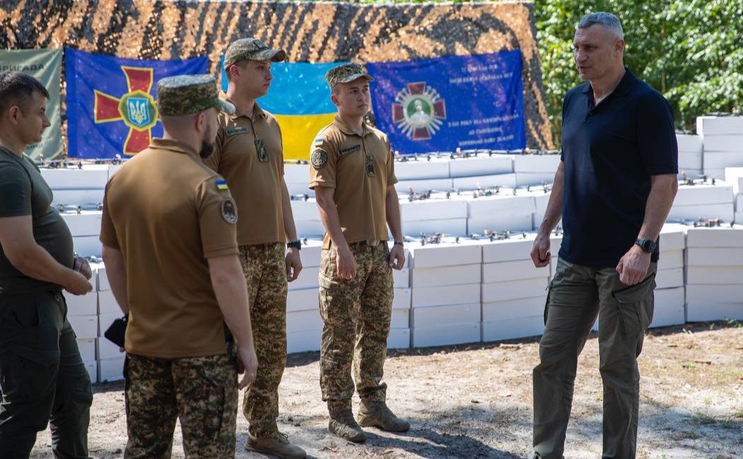 Київський міський голова передав понад дві тисяч дронів військовим. Фото: пресслужба