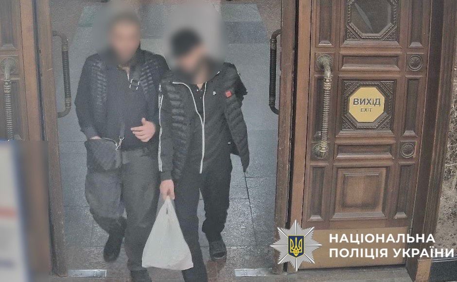 Фіксація підозрюваних на залізничному вокзалі. Фото: Нацполіція