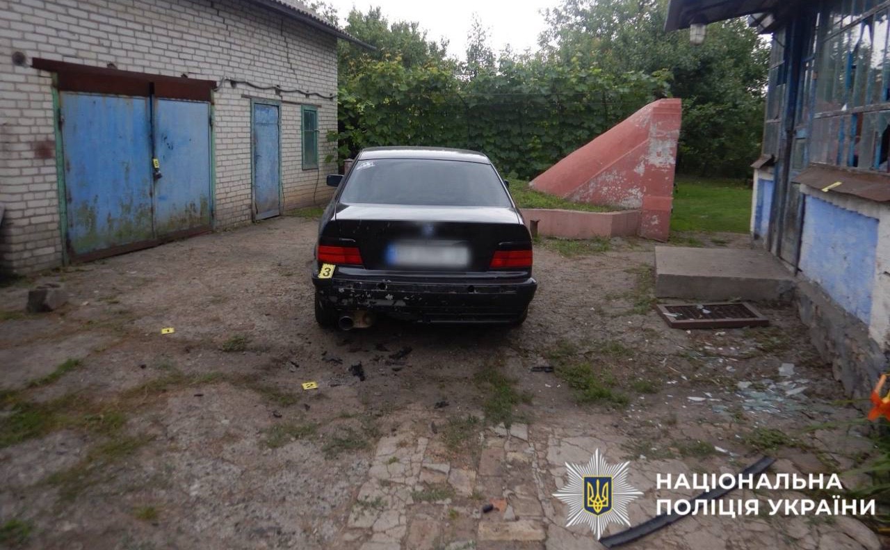 Унаслідок вибуху пошкоджено автівку. Фото: поліція