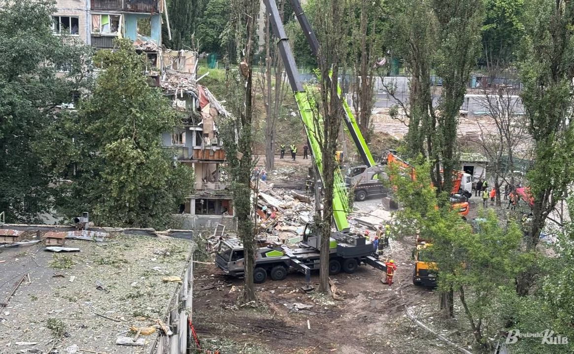 У Святошинському районі ракета зруйнувала під’їзд дев’ятиповерхівки. Фото: Анна Білоус