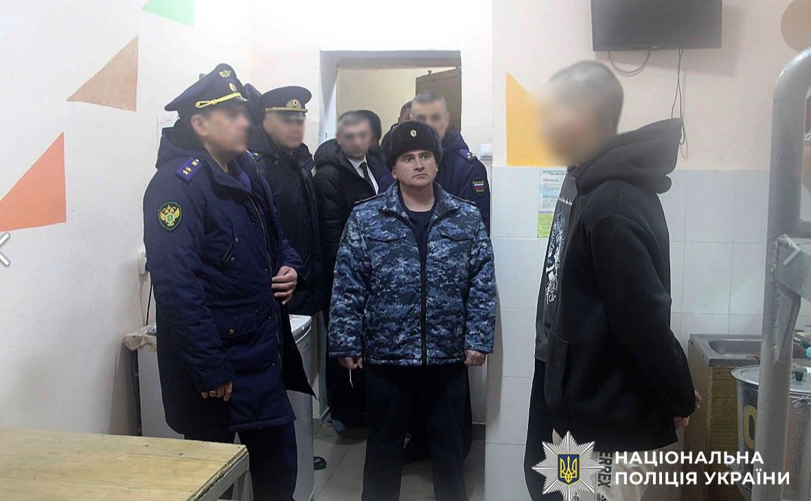 У центрі фото Науполіція показала підозрюваного у воєнних злочинах. Фото: Нацполіція