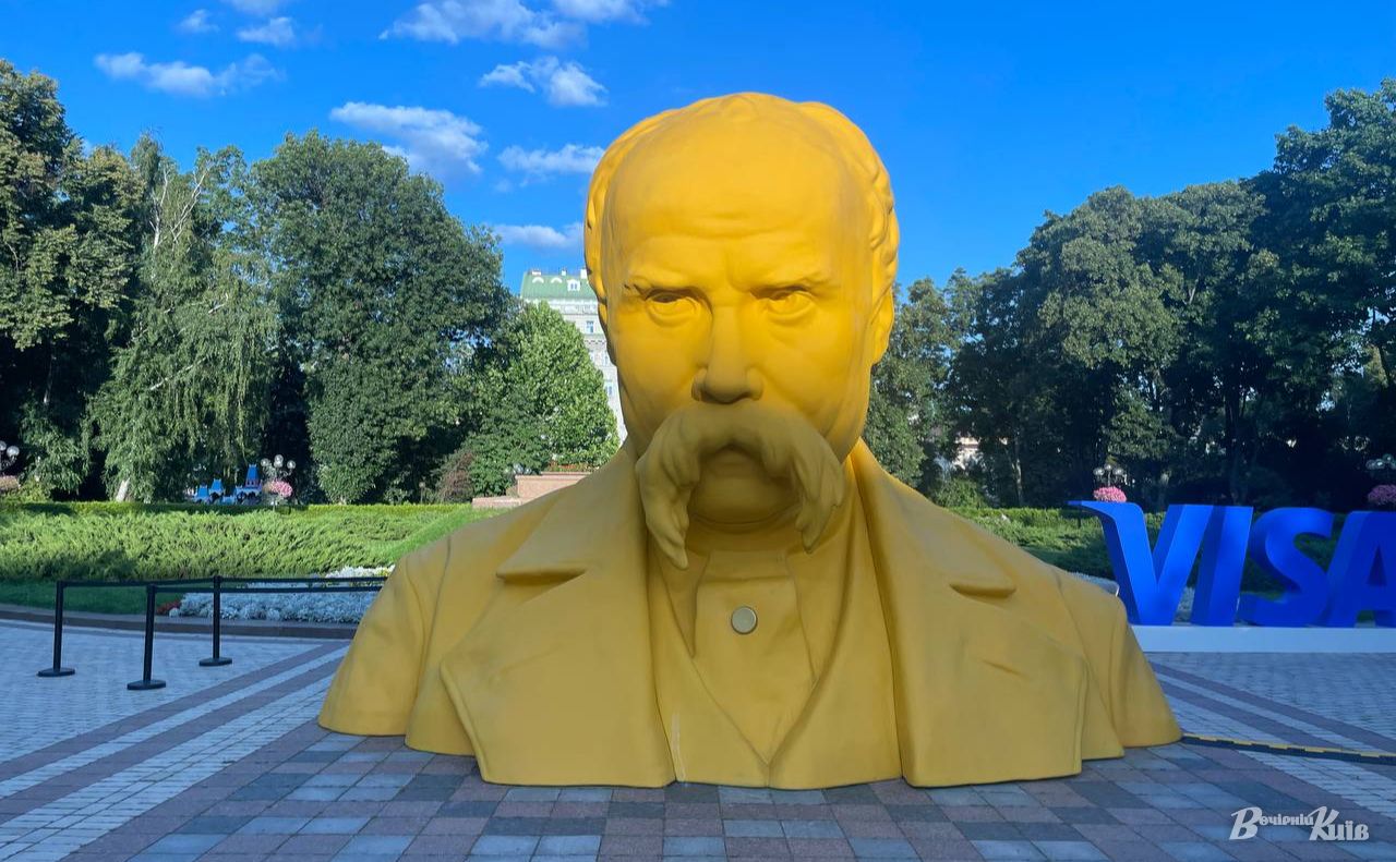 Скульптура Кобзаря у парку Тараса Шевченка. Фото: Тетяна Асадчева