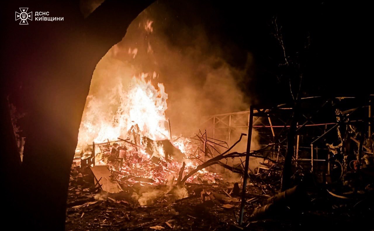 Наслідки нічного ворожого обстрілу. Фото: ДСНС
