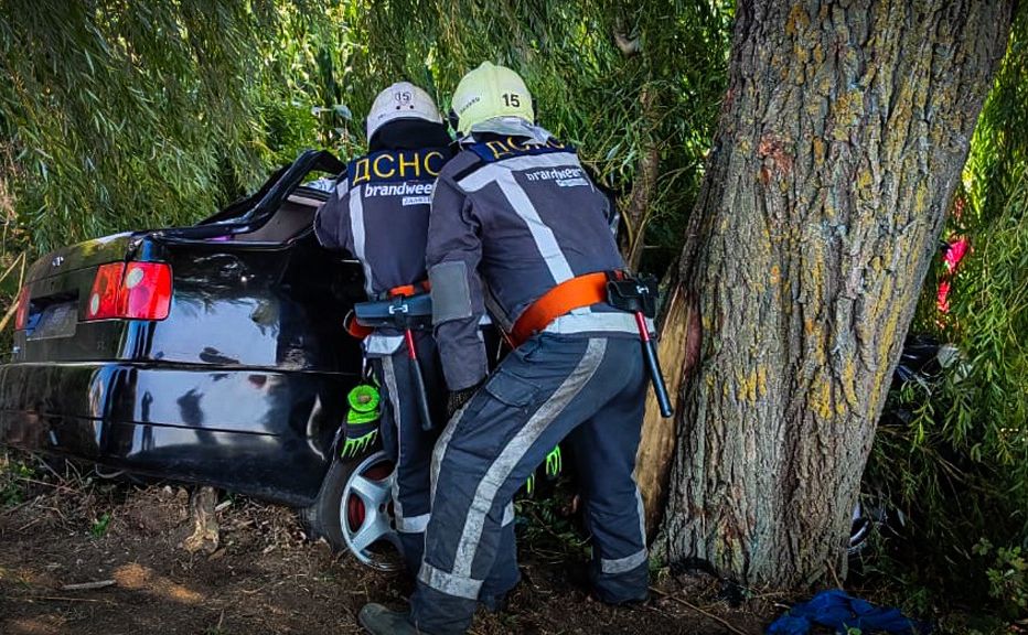 Рятувальники працюють на місці аварії. Фото ДСНС