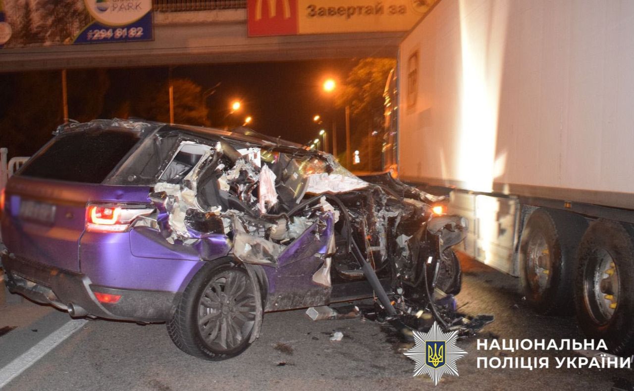 Пасажирку авто доправили до лікарні з численними переломами. Фото: Нацполіція