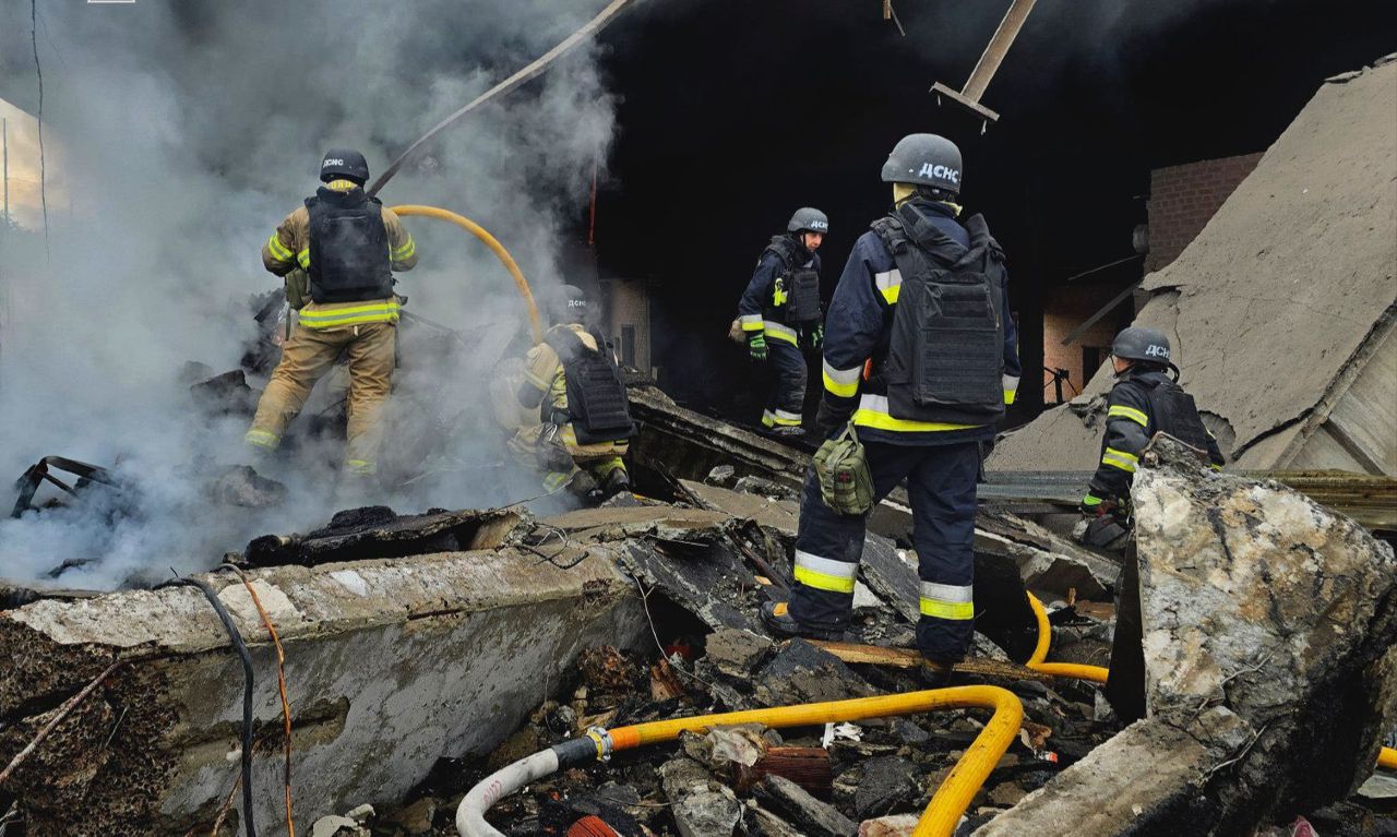 У Дніпрі ракета влучила у підприємство. Фото: ДСНС Дніпропетровщини