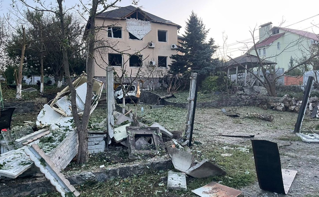 Так виглядає садиба Маргарити Січкар після дронової атаки. Фото: Січкар/Facebook