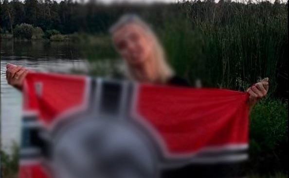 Молода жінка позує з нацистським прапором. Фото: поліція