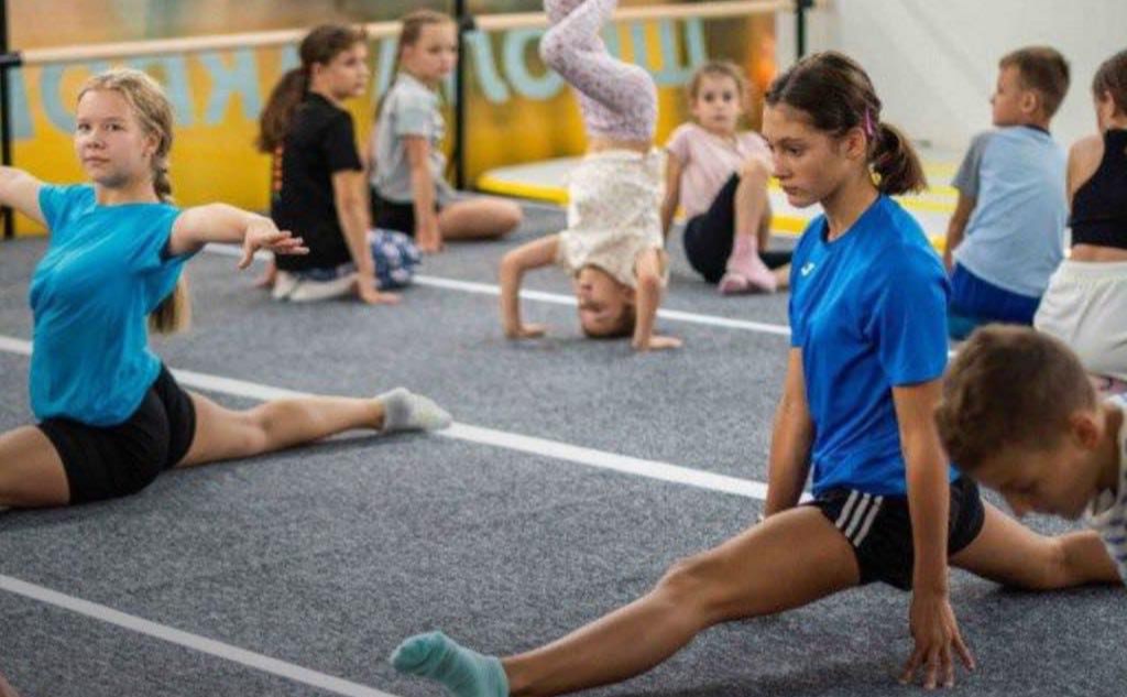 Програма розрахована на новачків і включатиме стрибки на батутах та базові елементи акробатики. Фото: КМХ