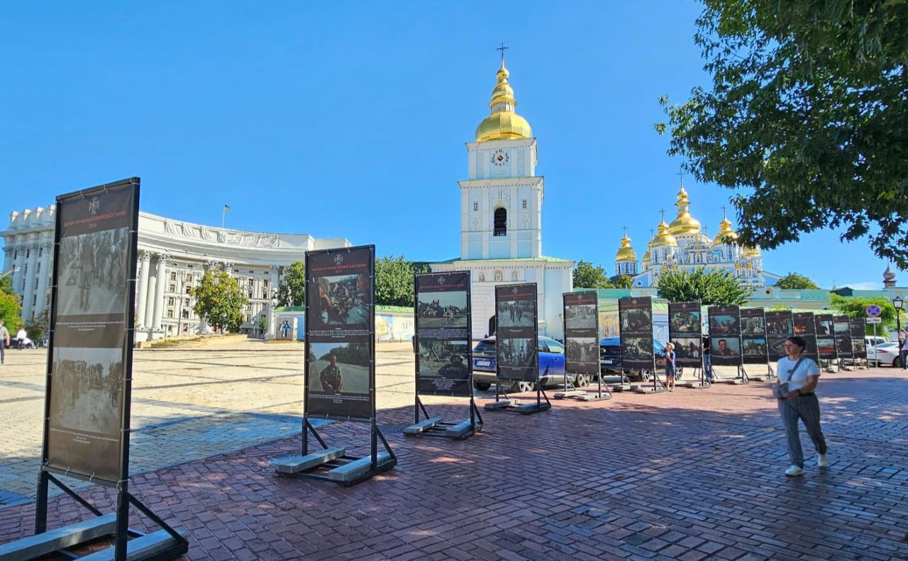Експозиція фото про Іловайську битву на Михайлівській площі у Києві. Фото: Музей Революції Гідності