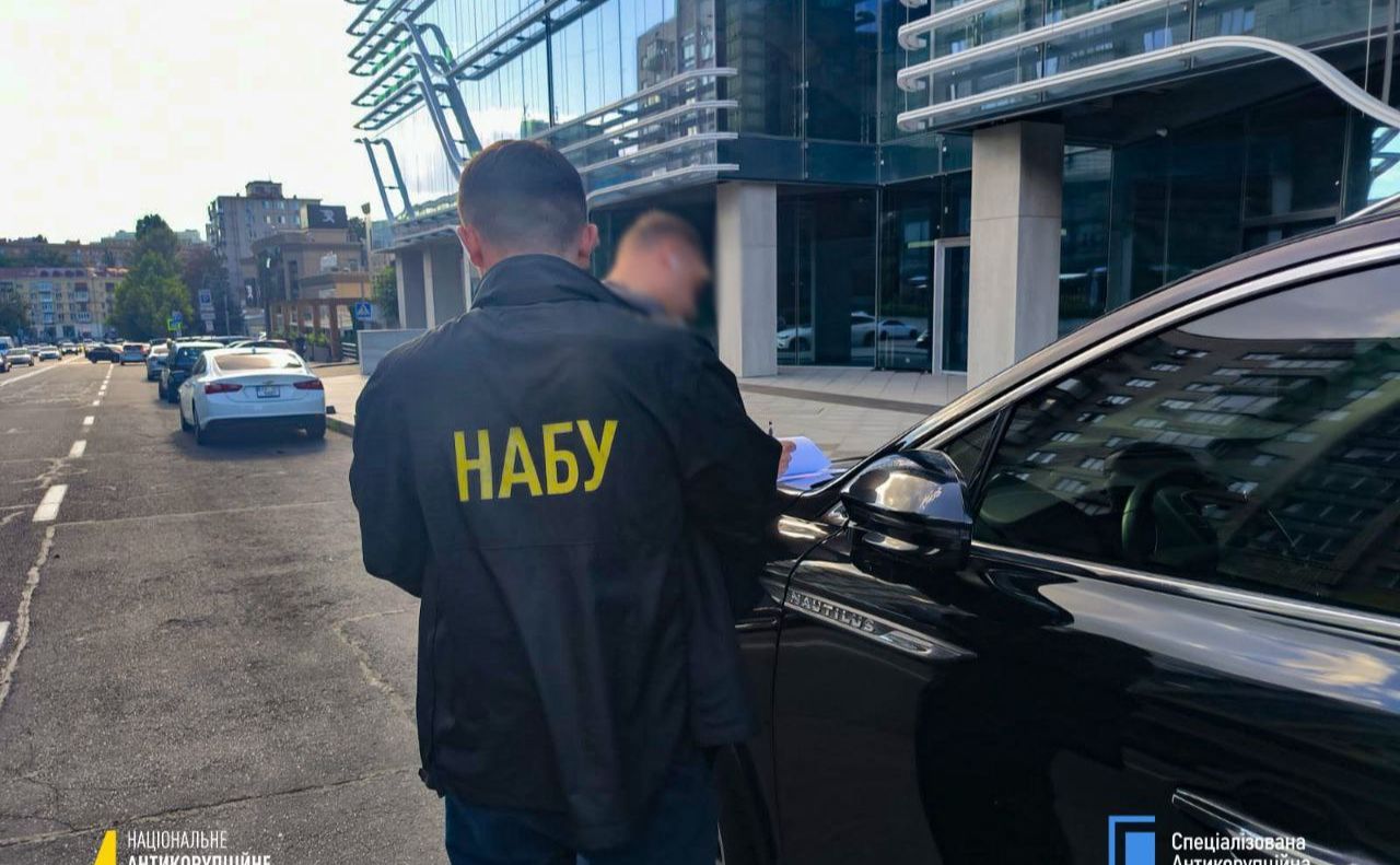Під час вручення підозри. Фото: НАБУ ТГ
