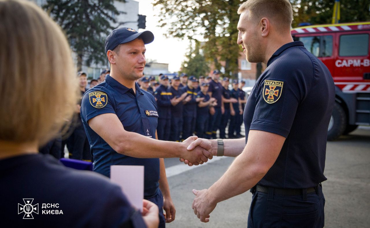 Урочисте нагородження рятувальників. Фото: ГУ ДСНС у місті Києві