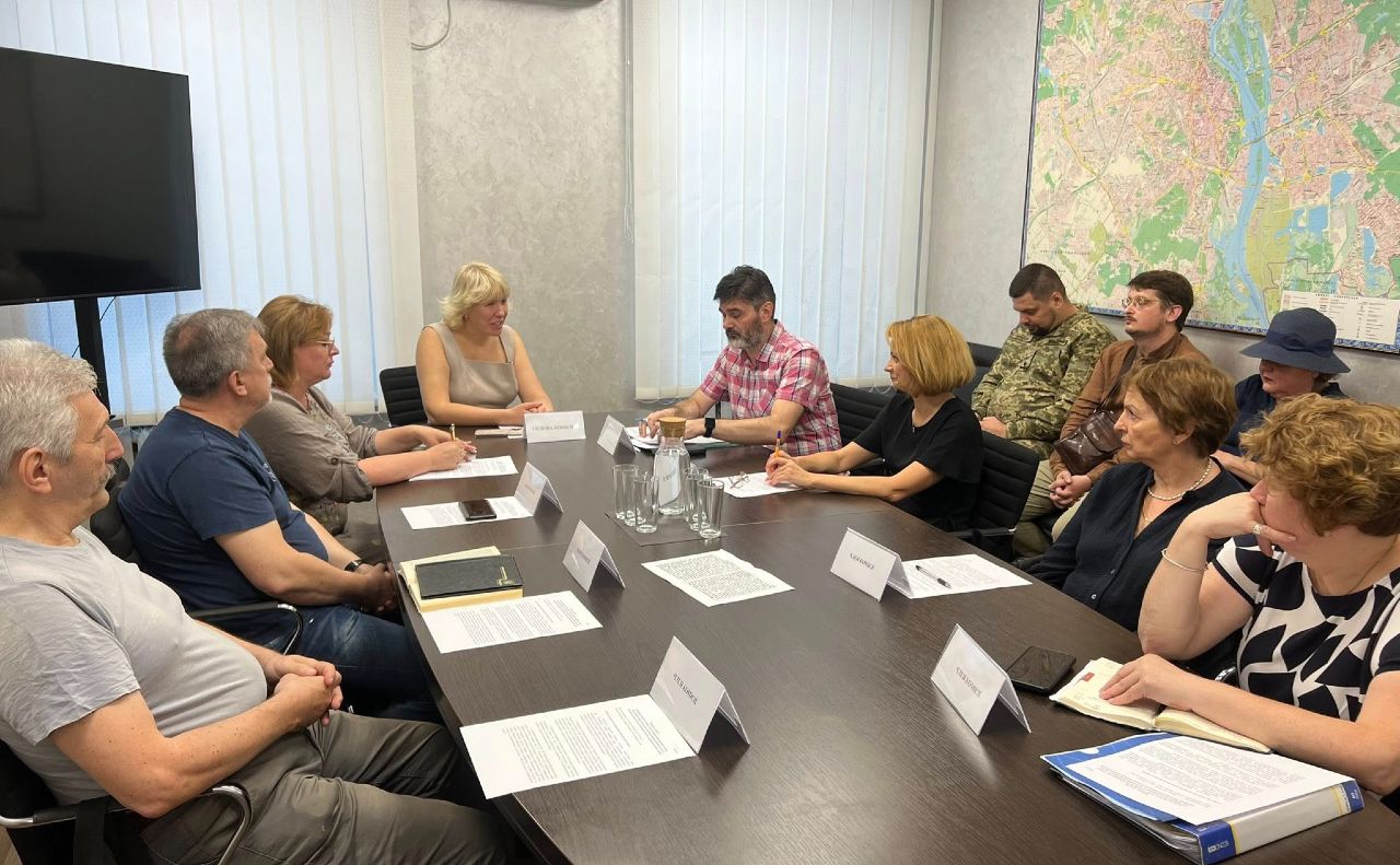 Засідання комісії з питань встановлення меморіальних дощок. Фото: ДСК