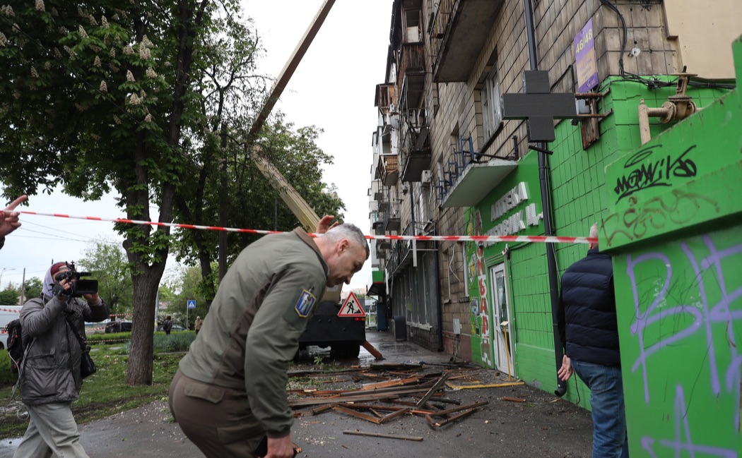 Пошкоджене житло в Києві. Фото: КМДА