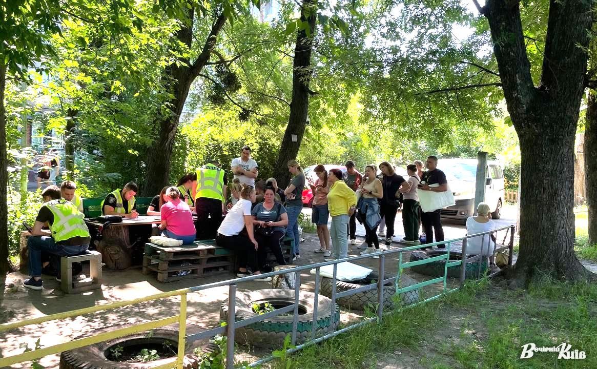 Для постраждалих киян працюють оперативні штаби. Фото: Ганна Мещерякова