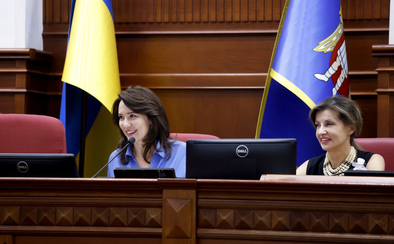 Марина Хонда та Марина Порошенко під час засідання. Фото Бориса Корпусенка