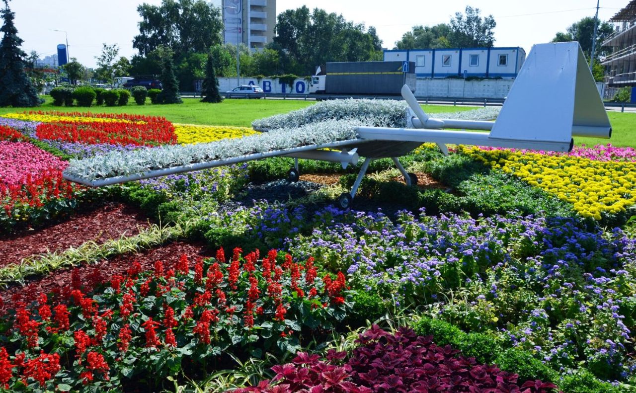 Безпілотник з квітами, тематична клумба у Києві. Фото: КО «Київзеленбуд»