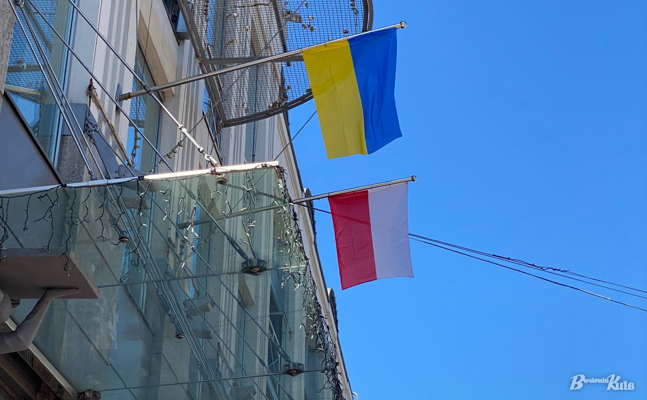 Вивішування польського прапора — це знак подяки й дружби. Фото: Олександр Галух