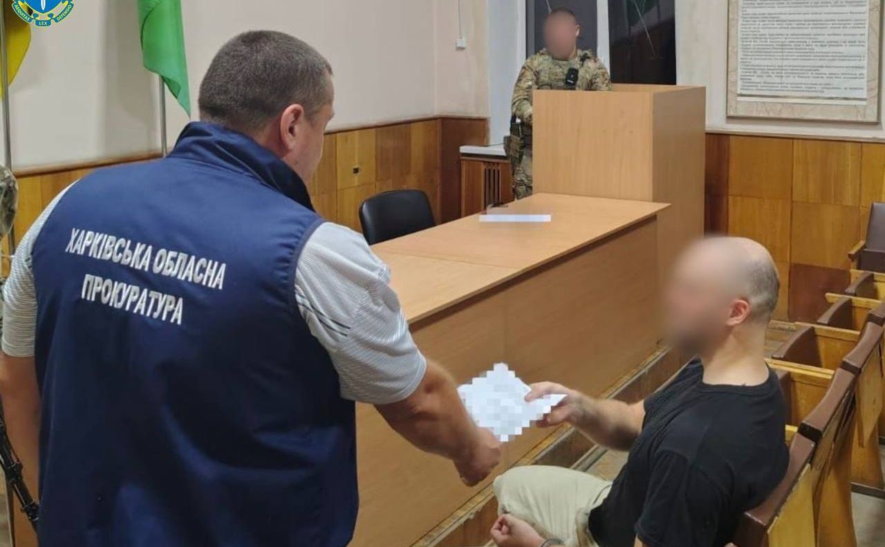 36-річного чоловіка, якого підозрюють у нападі із ножем на поліцейського та трьох працівників ТЦК, взяли під варту. Фото: Харківська обласна прокуратура