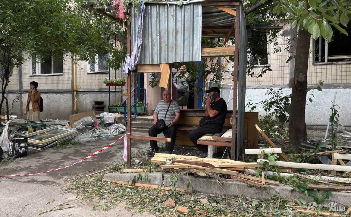 Мешканці зруйнованої багатоповерхівки в Соломʼянському районі. Фото: Анна Білоус