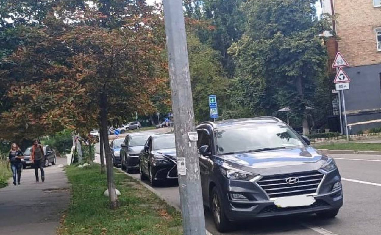 Припарковані авто. Фото: Департамент територіального контролю міста