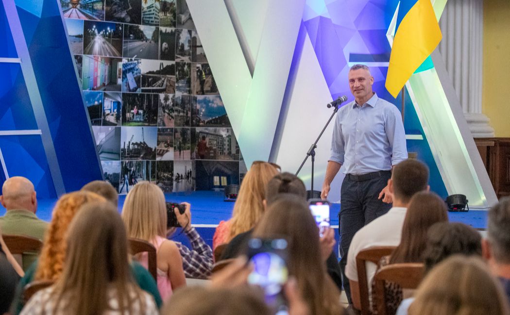 Мер Києва під час нагородження столичної молоді. Фото: пресслужба
