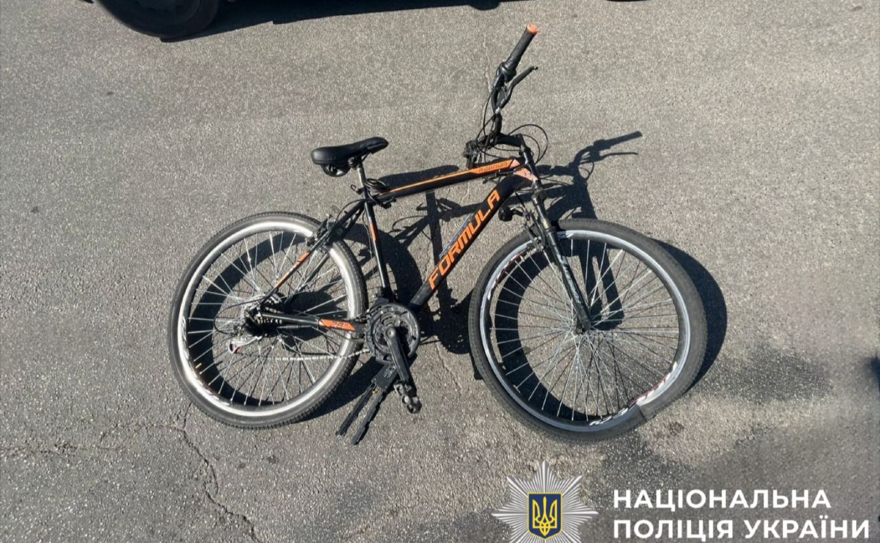 Підліток на велосипеді потрапив під колеса авто. Фото: поліція Києва