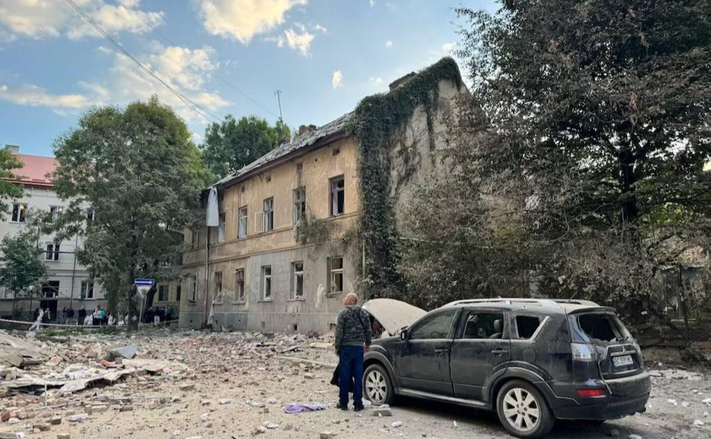 Вулиця у Львові після атаки рф вночі. Фото: З відкритих джерел