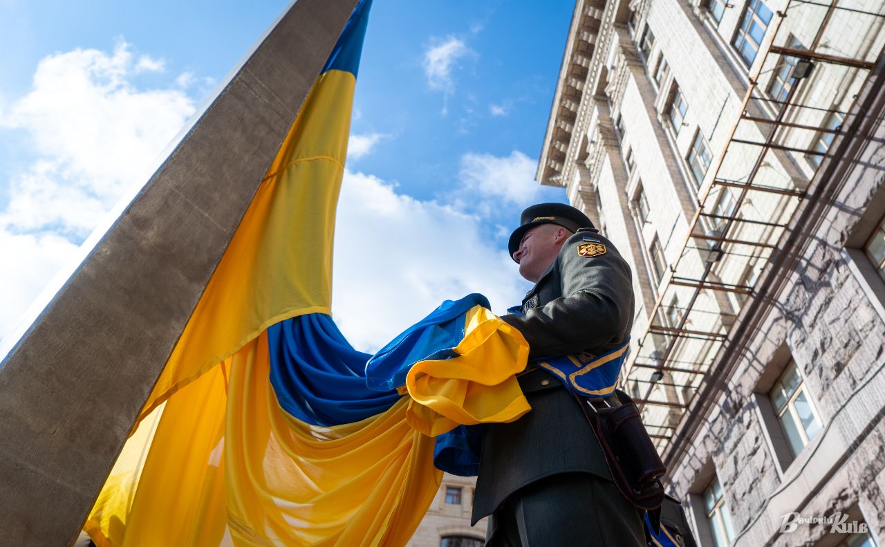За мить до підняття прапора над Хрещатиком. Фото: Олексій Самсонов