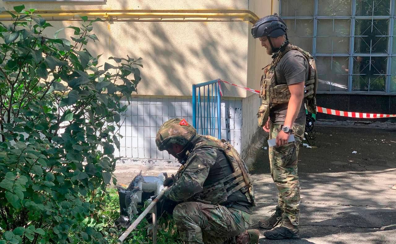 Уламки ворожого дрона впали біля багатоповерхівки. Фото: Нацполіція