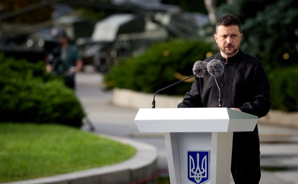 Президент взяв участь у взяв участь у церемонії підняття синьо-жовтого стяга. Фото: Офіс Президента