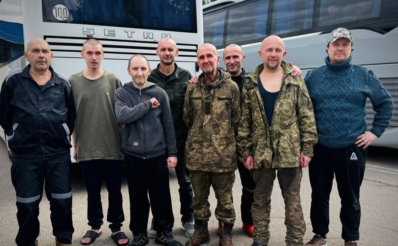 Звільнені українці. Фото: Офіс Президента