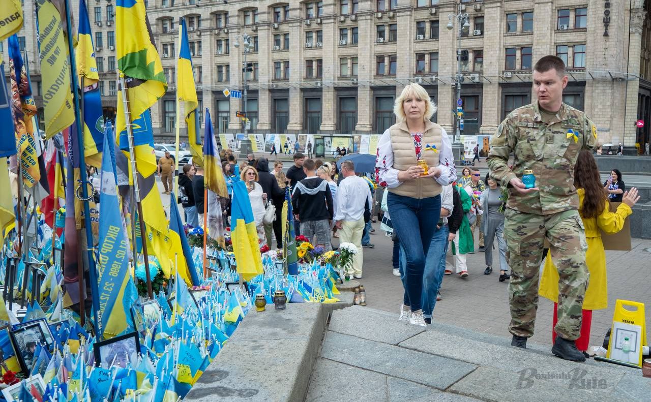 Мирослава Смірнова, директорка Департаменту суспільних комунікацій, депутатка КМР (від «УДАРу») ставить лампадку в пам’ять про загиблих воїнів. Фото: Олексій Самсонов