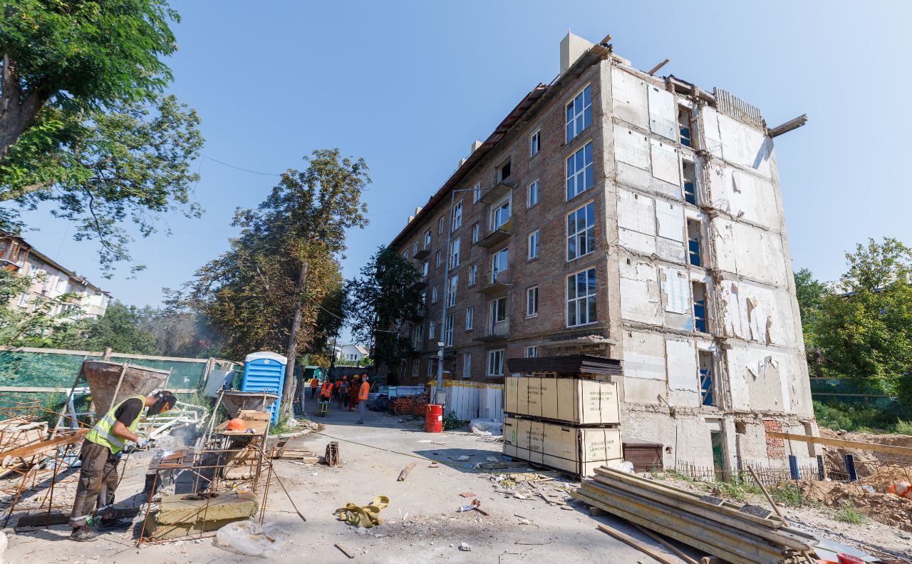 Ворог вдарив по будинку ракетою влітку 2024-го року. Фото: КМДА