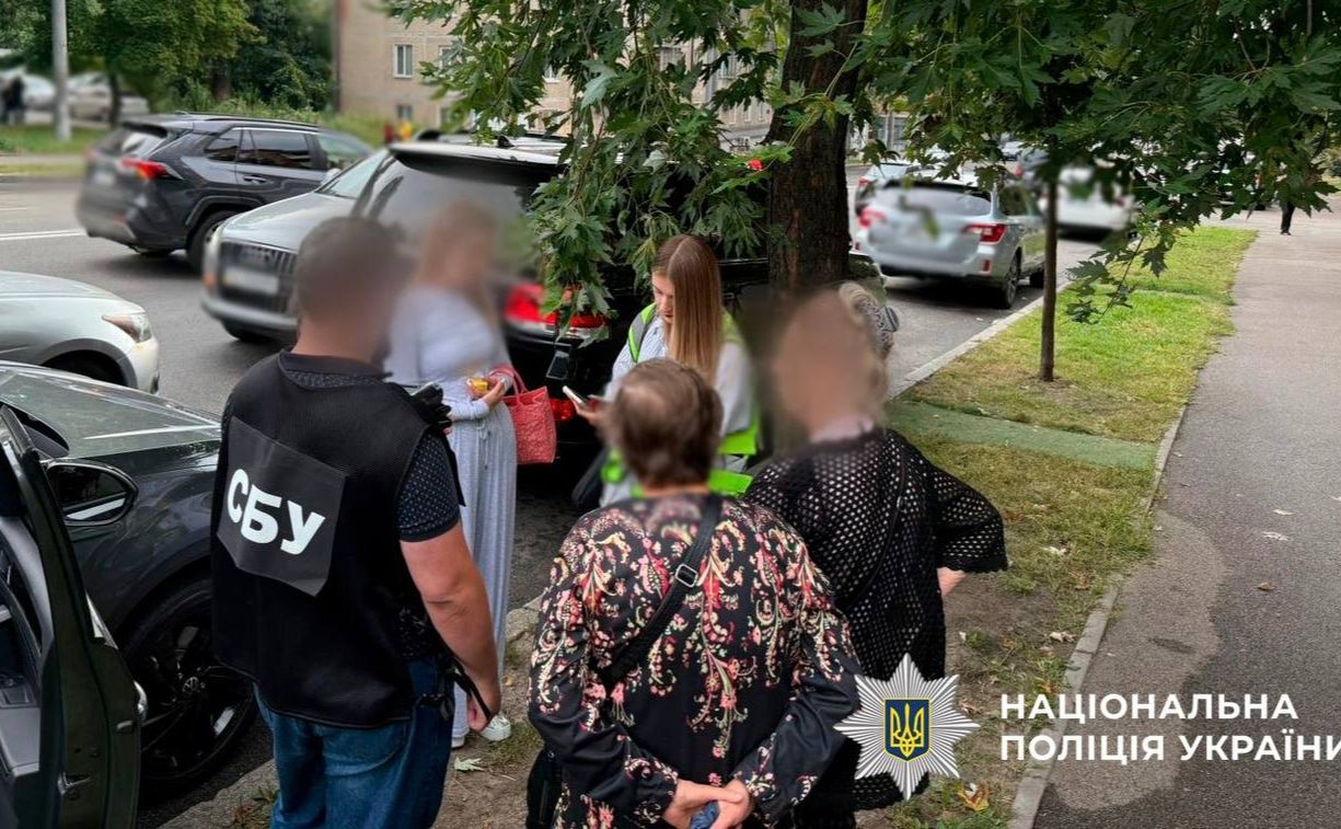 Момент затримання з готувкою у сумочці. Фото: Нацполіція