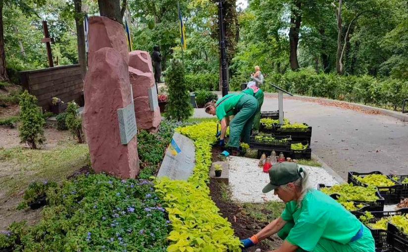 Квітник оновили, висадивши агератум та колеус. Фото: Київзеленбуд