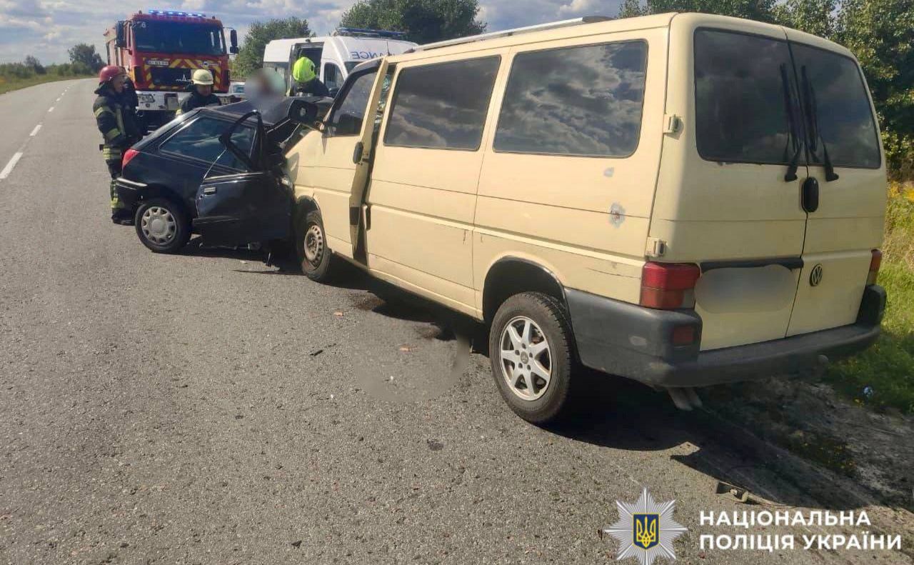 Зіткнення машин на дорозі Київ-Суми. Фото: Нацполіція