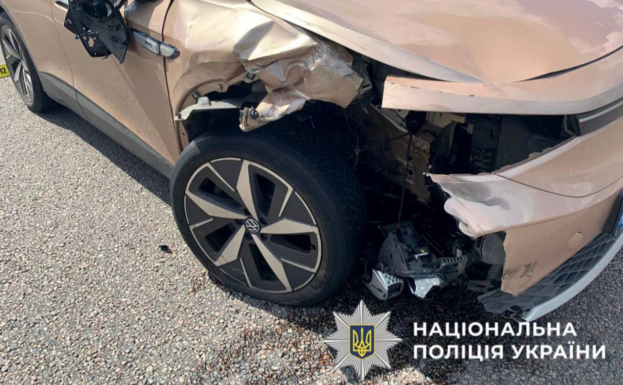 Місце удару на Volkswagen. Фото: Поліція Київщини