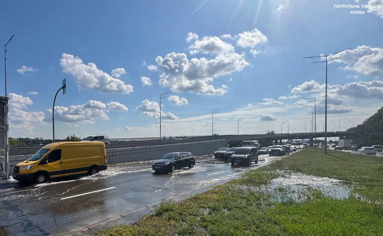 Прорив біля станції метро «Дніпро». Фото: патрульна поліція