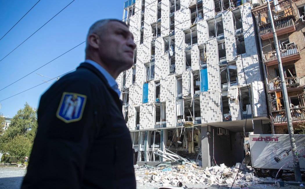 Кличко оглядає наслідки російського удару по центру столиці. Фото: пресслужба мера