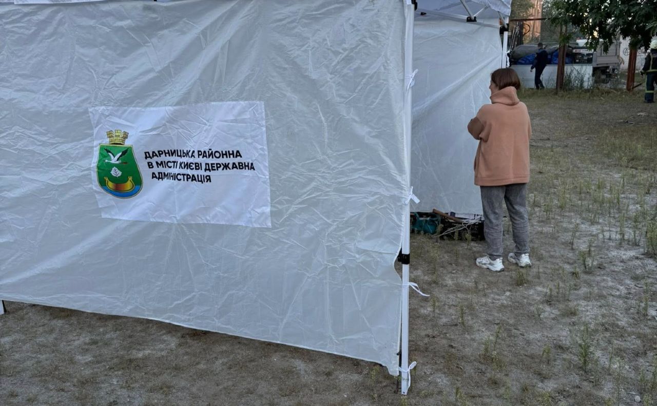 Киянка біля штабу допомоги у Дарницькому районі. Фото: Дарницька РДА