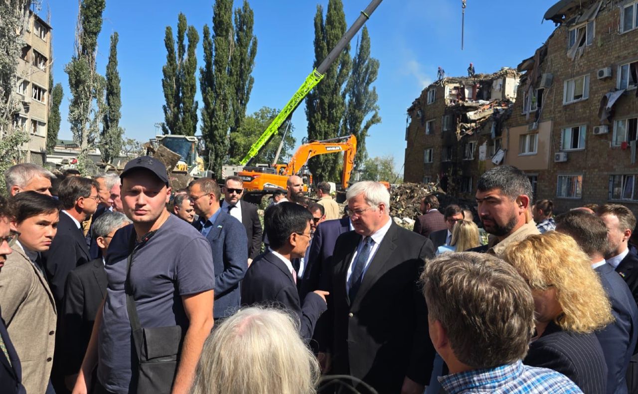 На місці російського удару по столиці. Фото: ФБ Андрія Сибіги