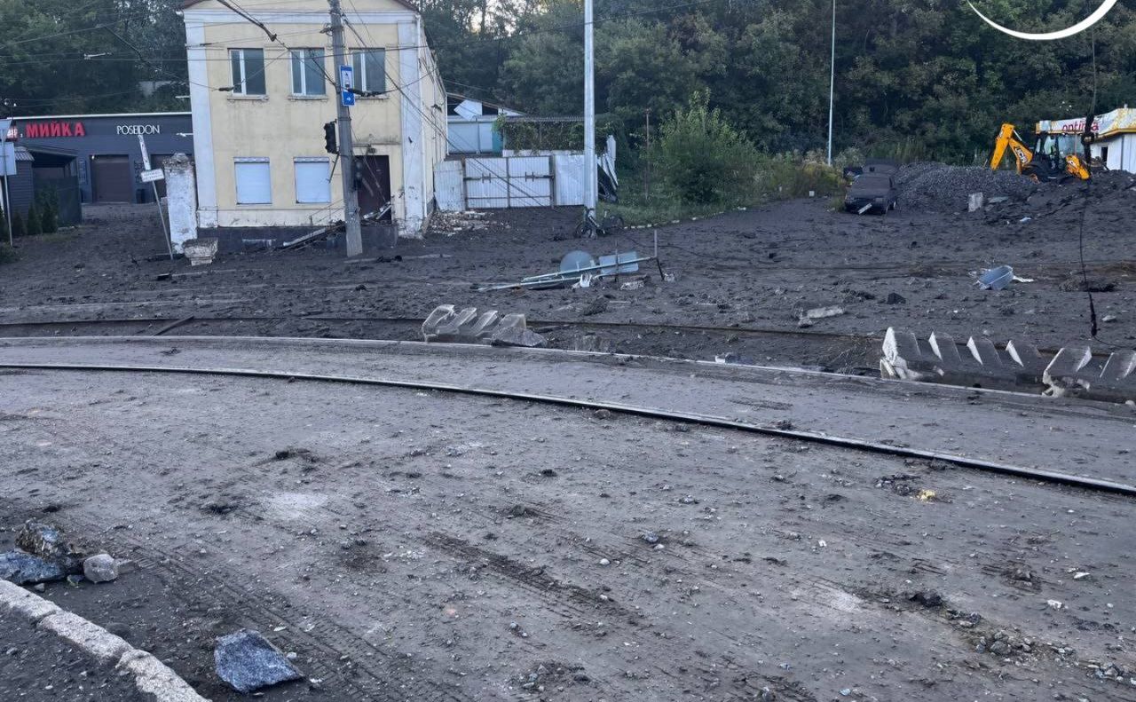 Розтрощена дорога по Глибочицькій. Фото: ТК КиївNEWS24