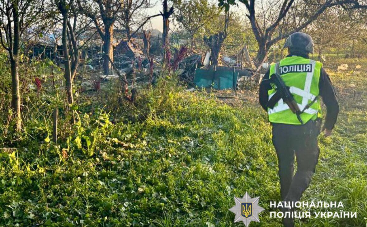 Поліція фіксує руйнації пілся обстрілу рф Київщини. Фото: Нацполіція