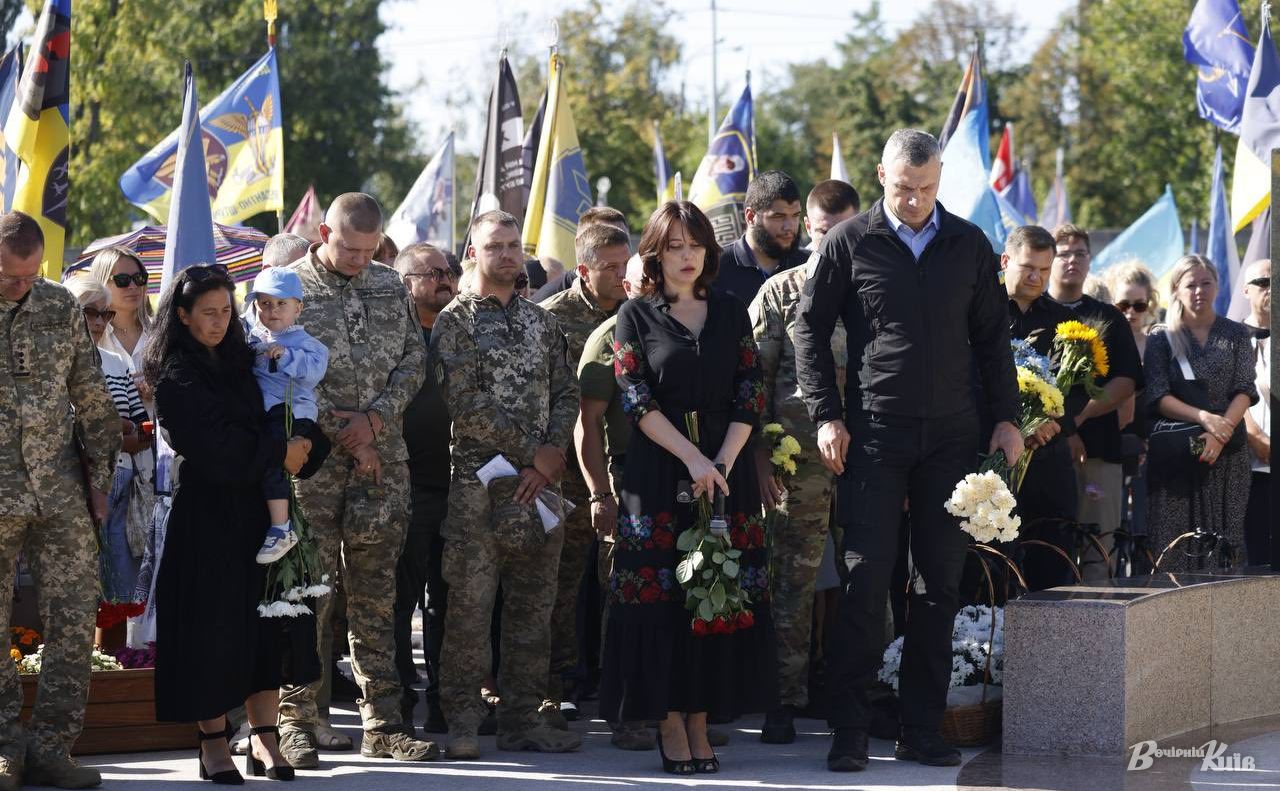 Міський голова Віталій Кличко, його заступниця Марина Хонда, а також родичі та учасники заходу вшановують пам’ять полеглих героїв-киян. Фото: Борис Корпусенко