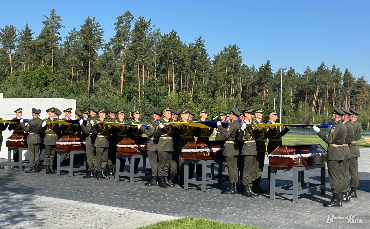 Почесне поховання воїнів на Національному військовому меморіалі. Фото: Даша Гришина