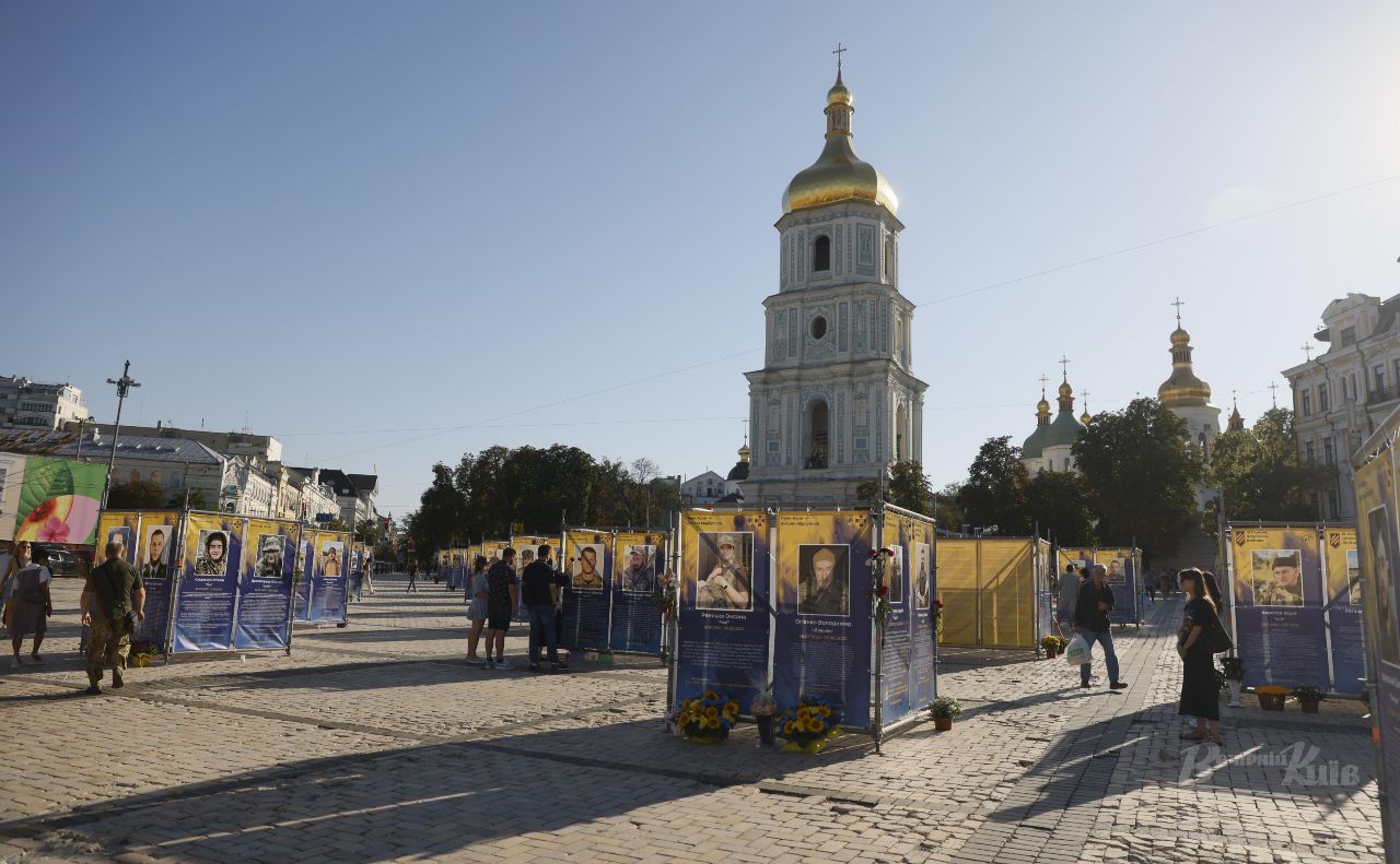 Біля Софії Київської — світлини 300 захисників України, які склали голови за нашу свободу. Фото: Борис Корпусенко