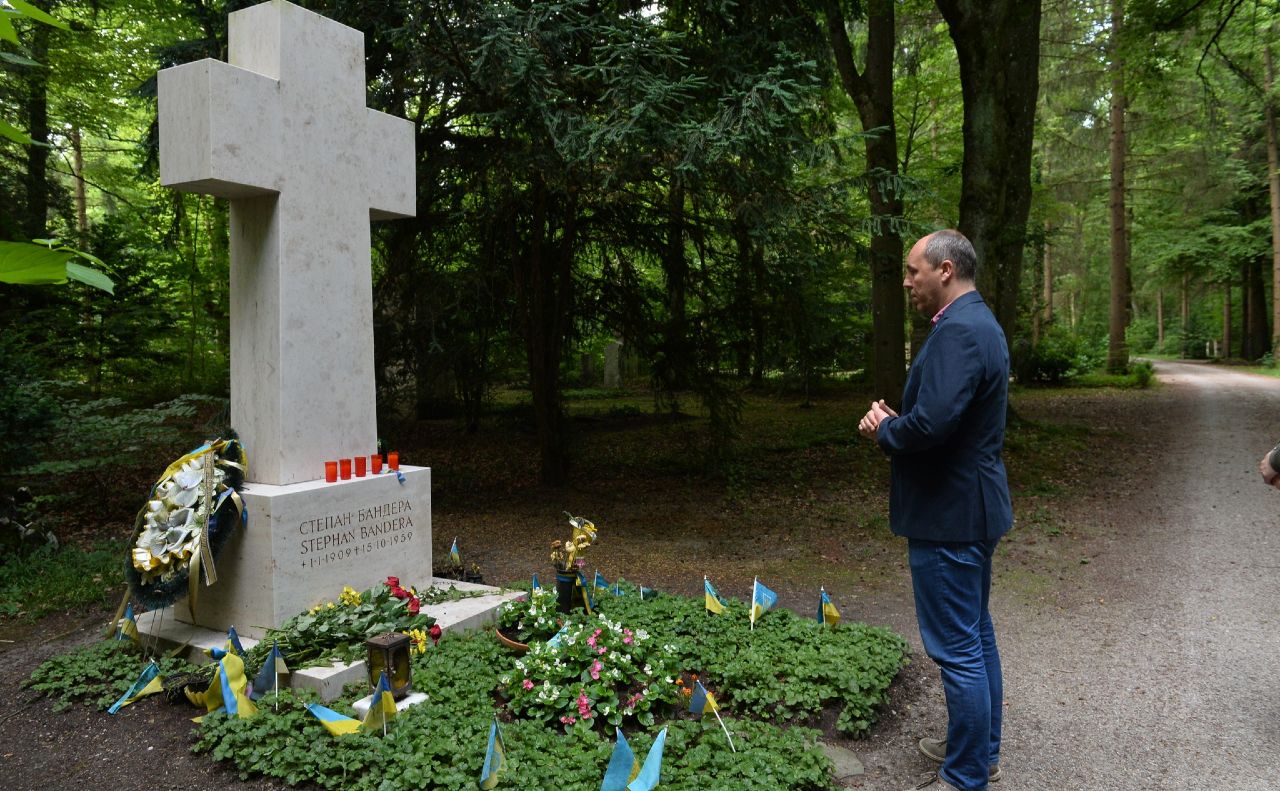 Андрій Парубій біля могили Степана Бандери. Фото: Андрій Нестеренко