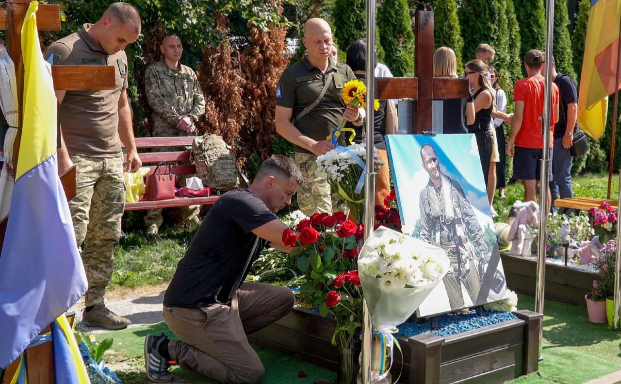 Повітряне командування «Центр» прийшло вшанувати пам’ять загиблого рік тому пілота. Фото: ПК «Центр»